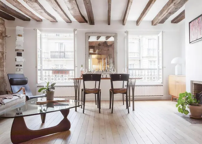 Notre-Dame Stunning 2 Bedroom Air Conditioned Flat